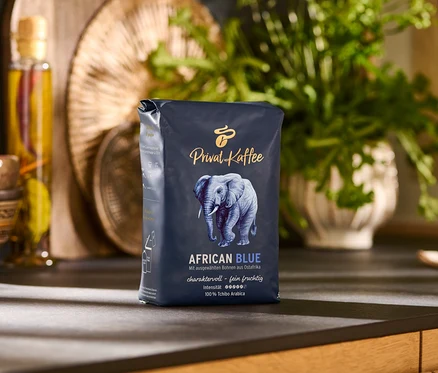 Un paquet de café en grains Privat Kaffee African Blue – 500 g sur un comptoir de cuisine.