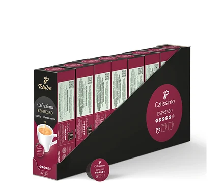 Présentoir noir avec plusieurs paquets de capsules de café Cafissimo Espresso kräftig (corsé) - 80 capsules de Tchibo et une capsule seule devant.