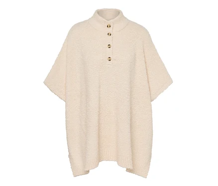 Poncho douillet beige avec col et patte de boutonnage.