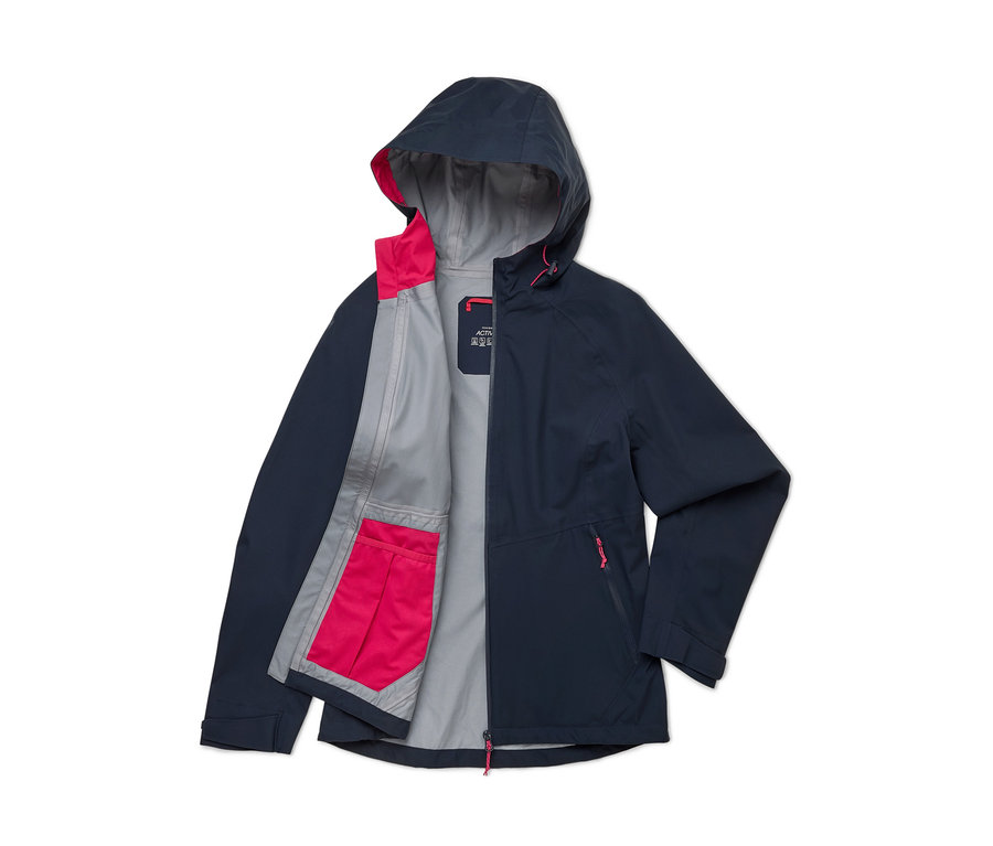 Une veste à capuche bleu marine, partiellement ouverte, révélant une doublure intérieure grise avec des accents rose vif sur le bord de la capuche et les poches intérieures.