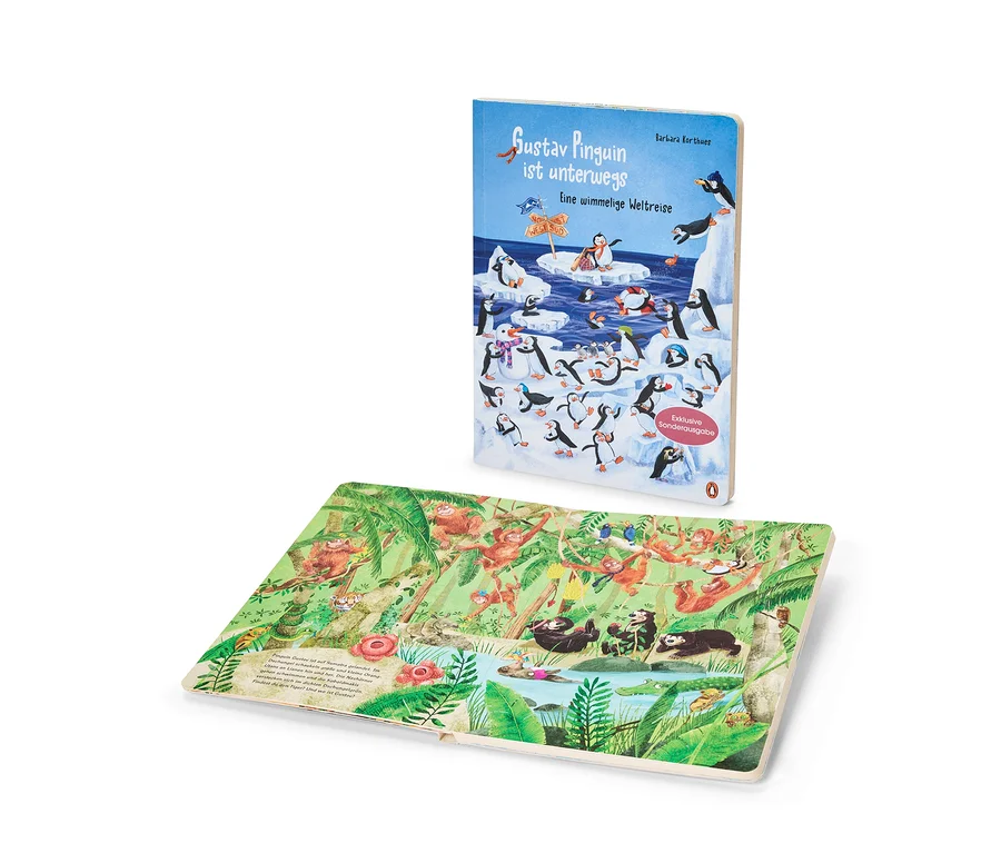 Le livre « Gustav le pingouin part en voyage » est debout, montrant sa couverture bleu clair avec des pingouins sur la glace. Une page ouverte est à plat, affichant une illustration de jungle avec des singes et des paresseux.