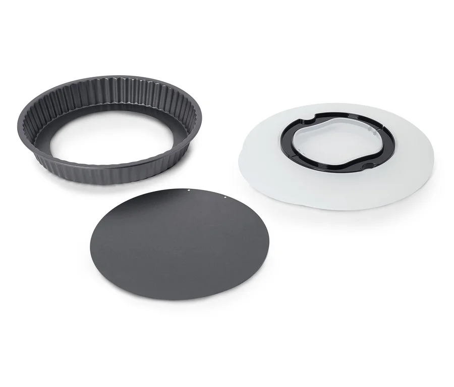 Un cercle à tarte cannelé gris foncé, un fond plat et un couvercle d'appareil rond blanc avec un anneau noir et une ouverture centrale.