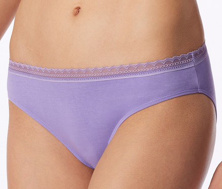 Femme portant une culotte violet clair avec une bordure en dentelle à la taille.