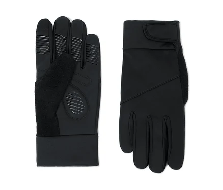 Deux gants noirs sont présentés côte à côte sur un fond blanc. Le gant gauche montre la paume, avec des motifs antidérapants texturés sur le bout des doigts et la paume, et une zone douce et duveteuse sur le pouce. Le gant droit montre le dos, avec une surface lisse, une zone duveteuse sur le côté et une sangle réglable à scratch au poignet.