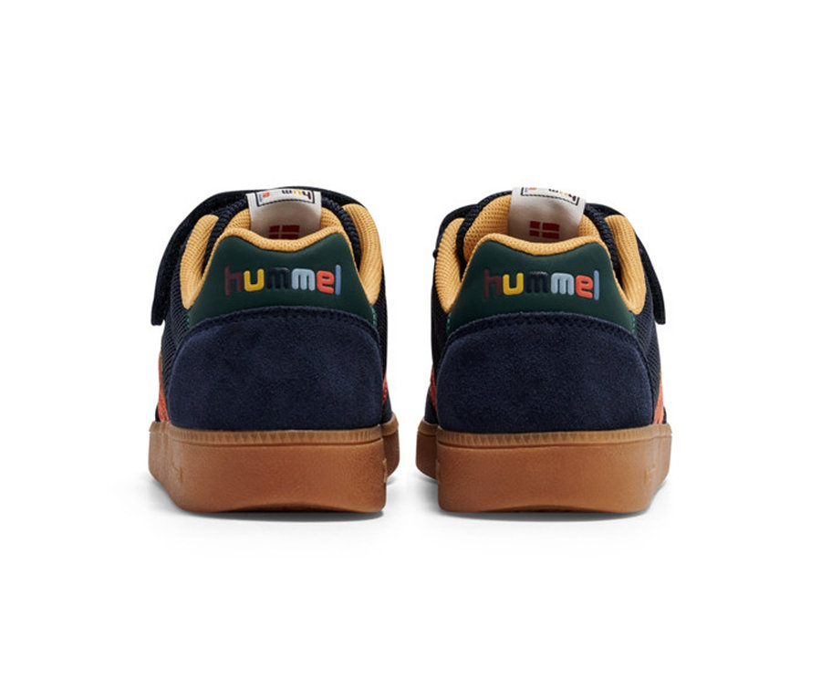 Deux baskets hummel® « VM78 CPH JR », vues de dos, avec des empeignes bleu marine, des accents orange, des languettes de talon vert foncé avec un logo 'hummel' coloré et des semelles en gomme marron.