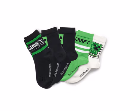 Quatre paires de chaussettes sont alignées, dont une paire avec le mot Minecraft et des bords-côtes vert et noir.