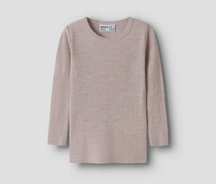 Un t-shirt rose clair à manches longues et col rond, en maille côtelée. Une étiquette blanche "name it" est visible à l'intérieur du col arrière.