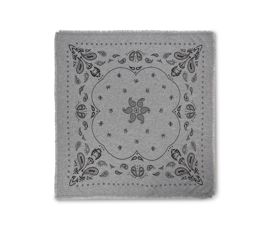 Bandana tricoté gris en laine et cachemire, avec un motif paisley noir et des bords effilochés.