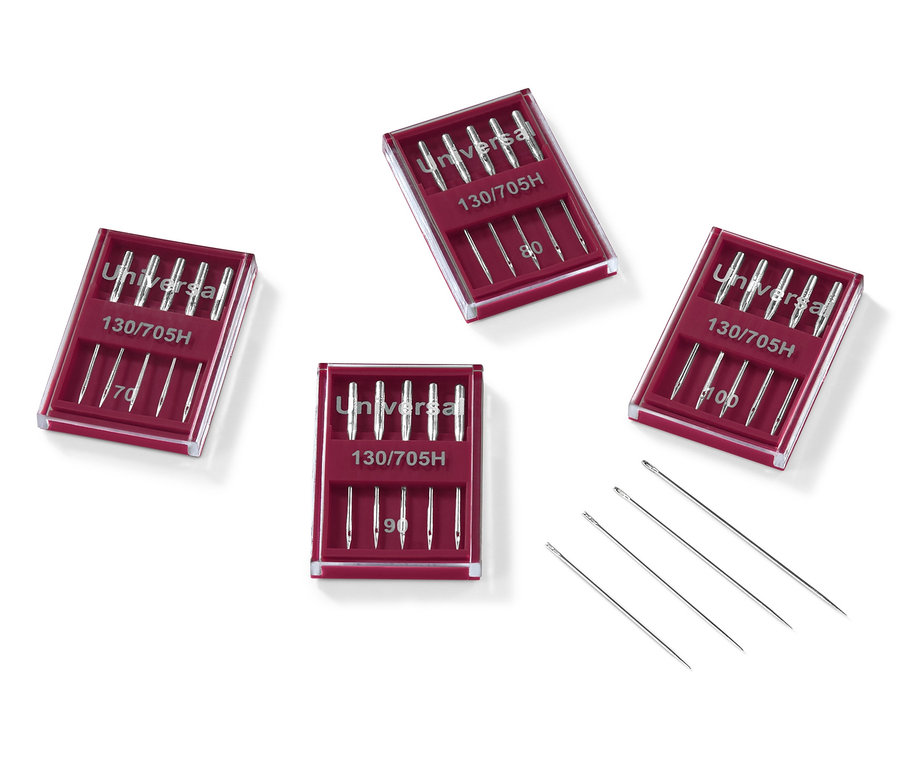 Quatre kits d'aiguilles pour coudre à la machine ou à la main dans des étuis rouges et trois aiguilles séparées.