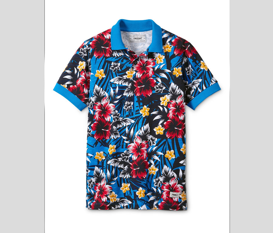 Polo bleu à motif floral.