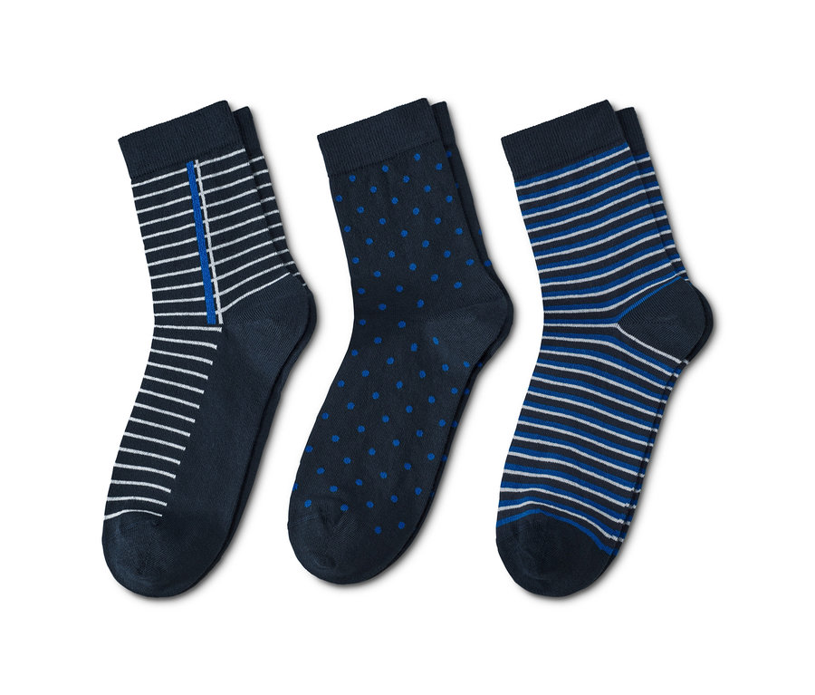Trois paires de chaussettes avec différents motifs.