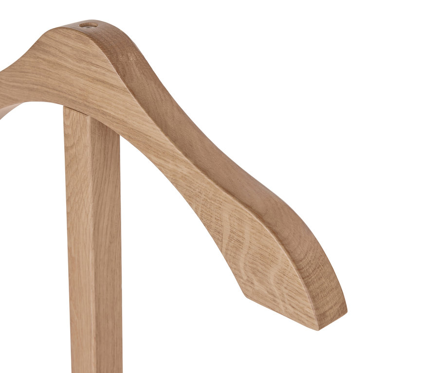 Vue détaillée d'un valet de nuit en bois.