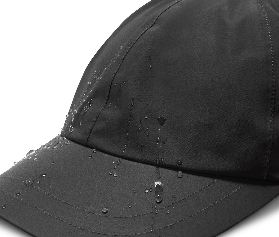 Gros plan d'une casquette noire pour tous temps avec des gouttes d'eau.