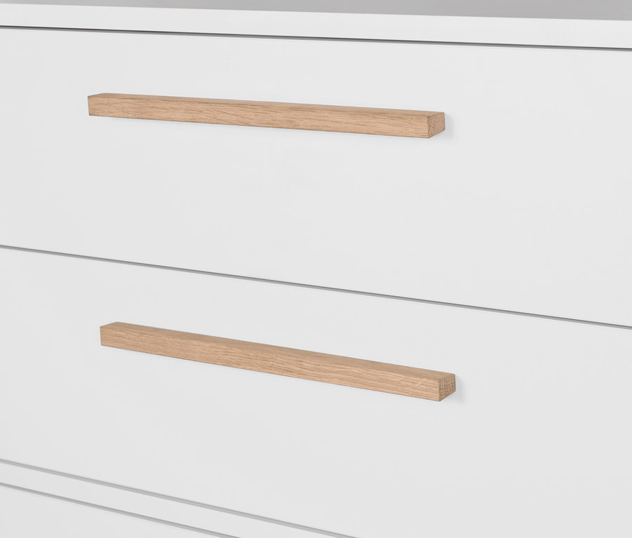 Détail d'une commode blanche »Eklund« avec penderie et poignées en bois.