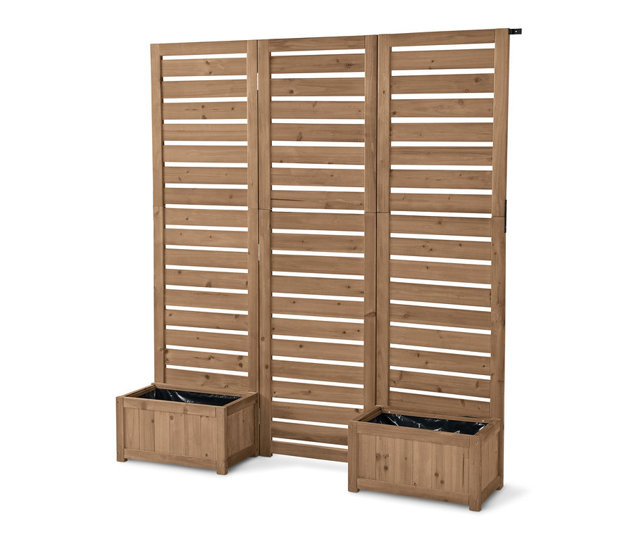 Trois panneaux en bois marron avec des caisses à plantes « Tinus » se tiennent côte à côte.