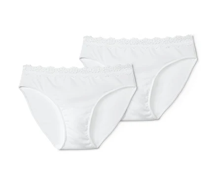 Deux slips blancs avec de la dentelle.