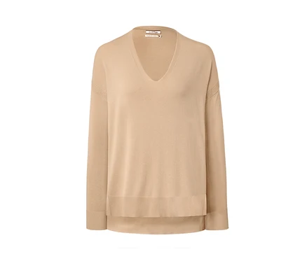 Pull en maille fine beige avec col en V.