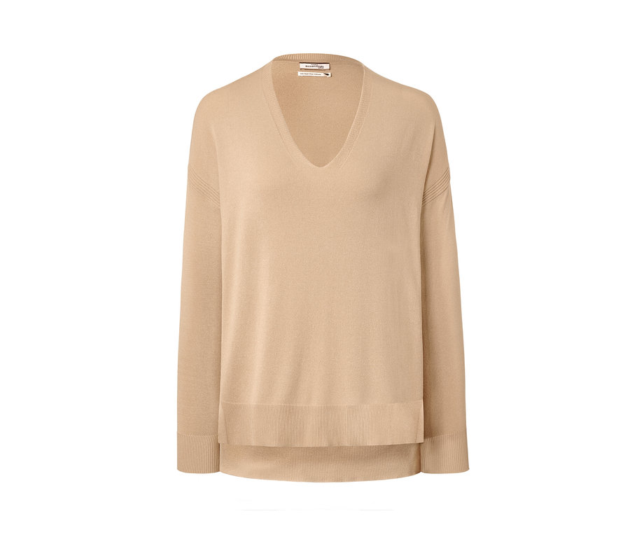 Pull en maille fine beige avec col en V.
