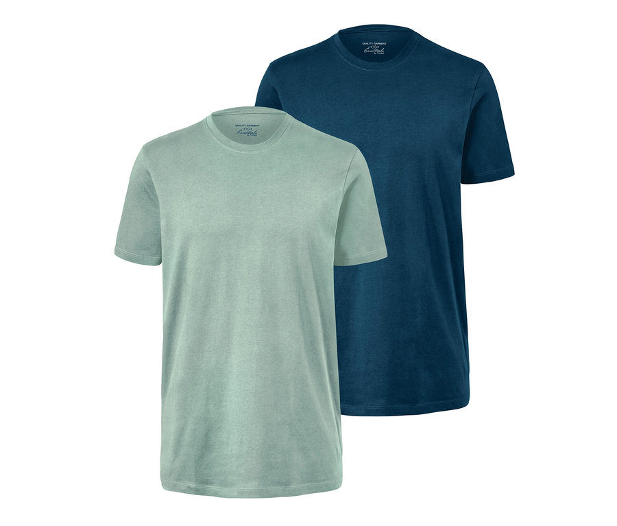 Deux t-shirts à encolure ronde. Un t-shirt est vert clair, l'autre bleu foncé.
