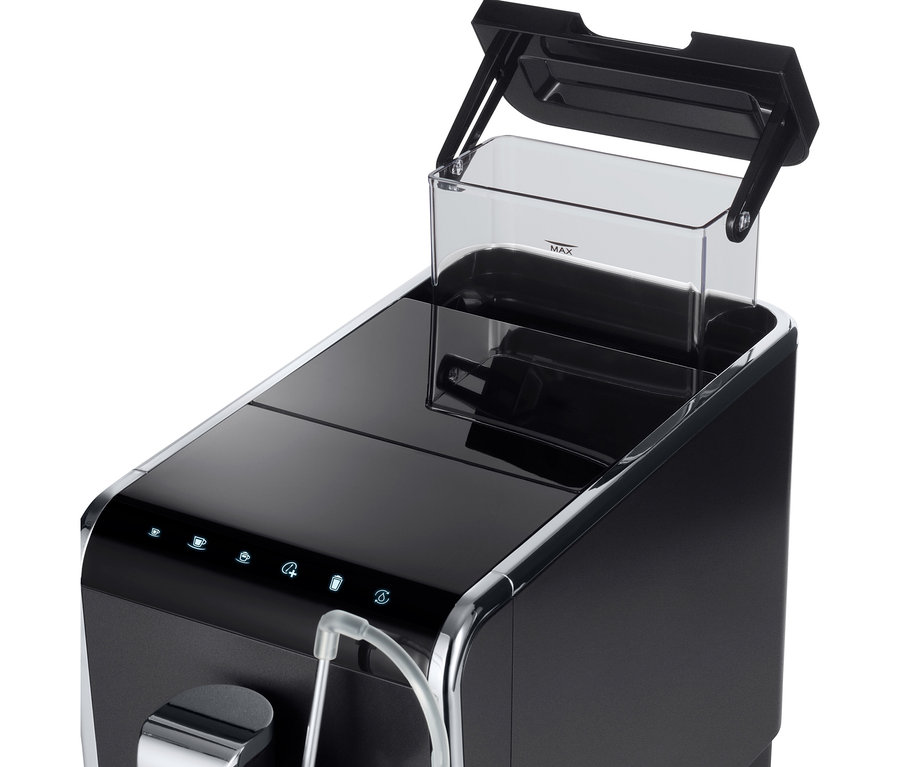 Gros plan sur la machine à café entièrement automatique de Tchibo « Esperto Pro » anthracite avec réservoir d'eau ouvert.