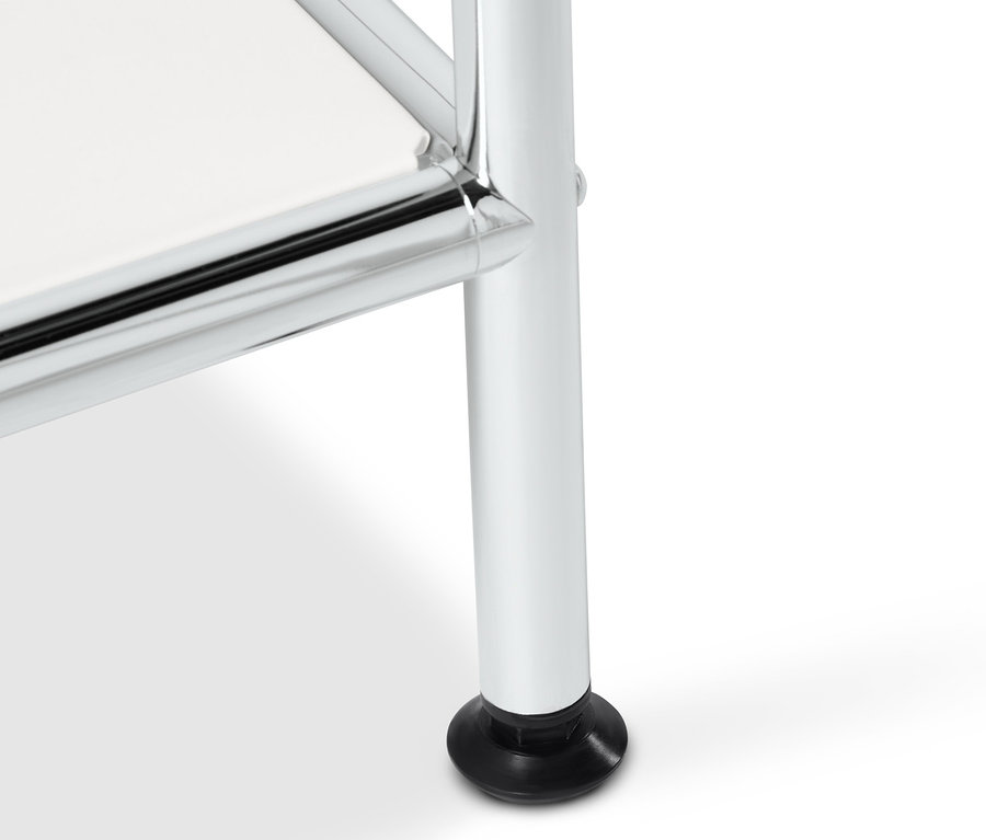 Détail d'une console en métal « CN3 » blanche avec 2 tiroirs, avec pieds chromés et socle noir.