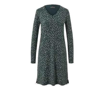 Chemise de nuit verte à motifs et manches longues.