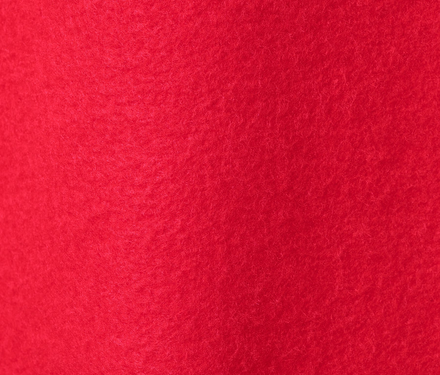 Gros plan sur une robe sweat rouge.