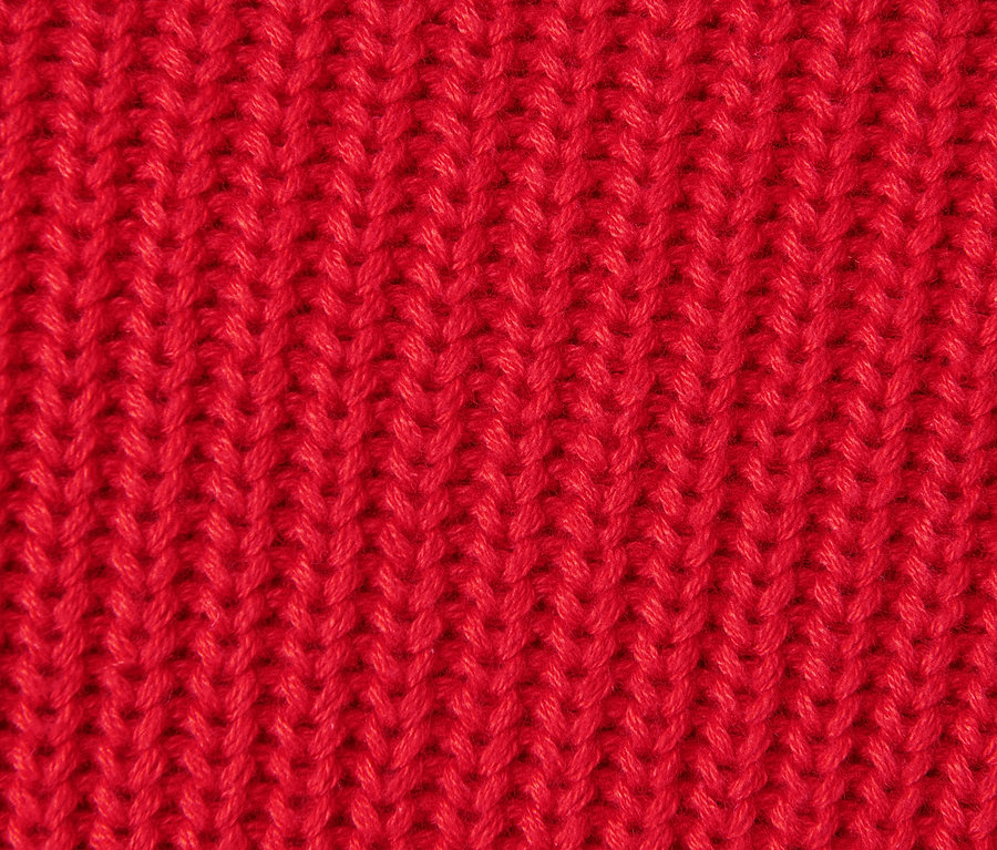 Gros plan d'un pull en maille rouge avec un col.