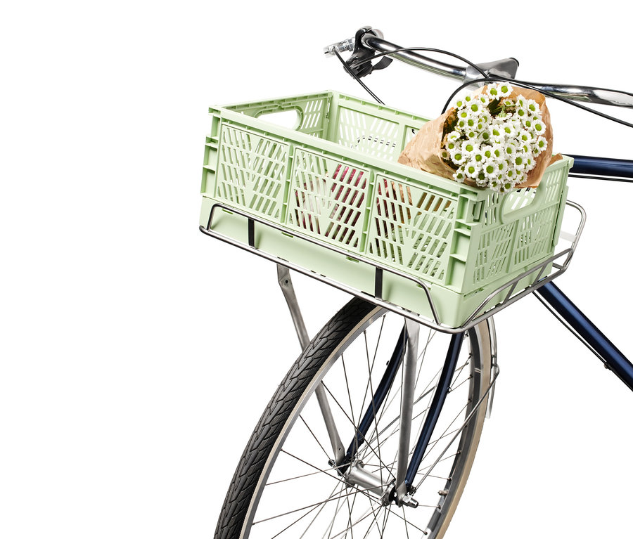 Caisse urbaine pliable pour vélo et porte-bagages pour roue avant de vélo avec un bouquet de fleurs blanches.