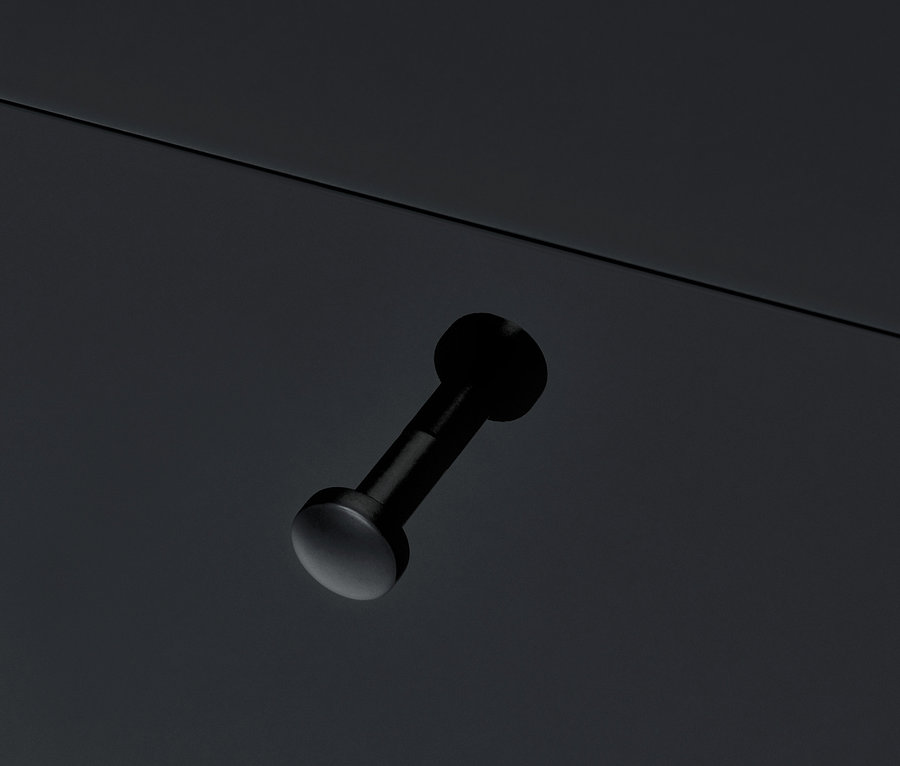 Détail d'un meuble haut « Bekeson » anthracite avec une poignée.