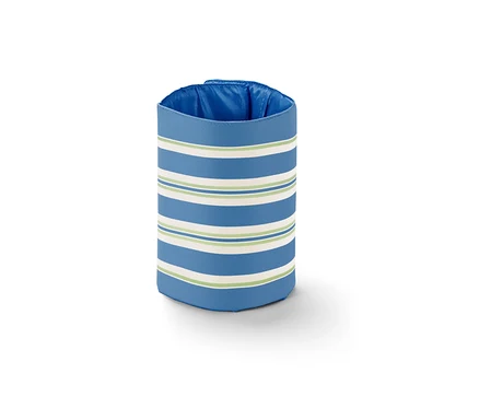 Une manchette de refroidissement pour bouteille rayée bleue, blanche et verte.