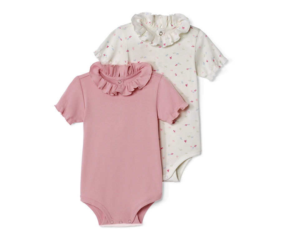 Deux bodys pour bébé à manches courtes et col à froufrous décoratif, un rose et un à motif floral.