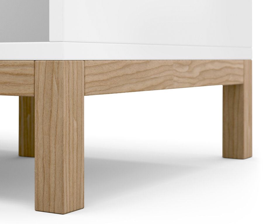 Détail d'une commode avec pieds en bois.
