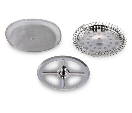 Pièces détachées d'une cafetière à piston: filtre, spirale et base.