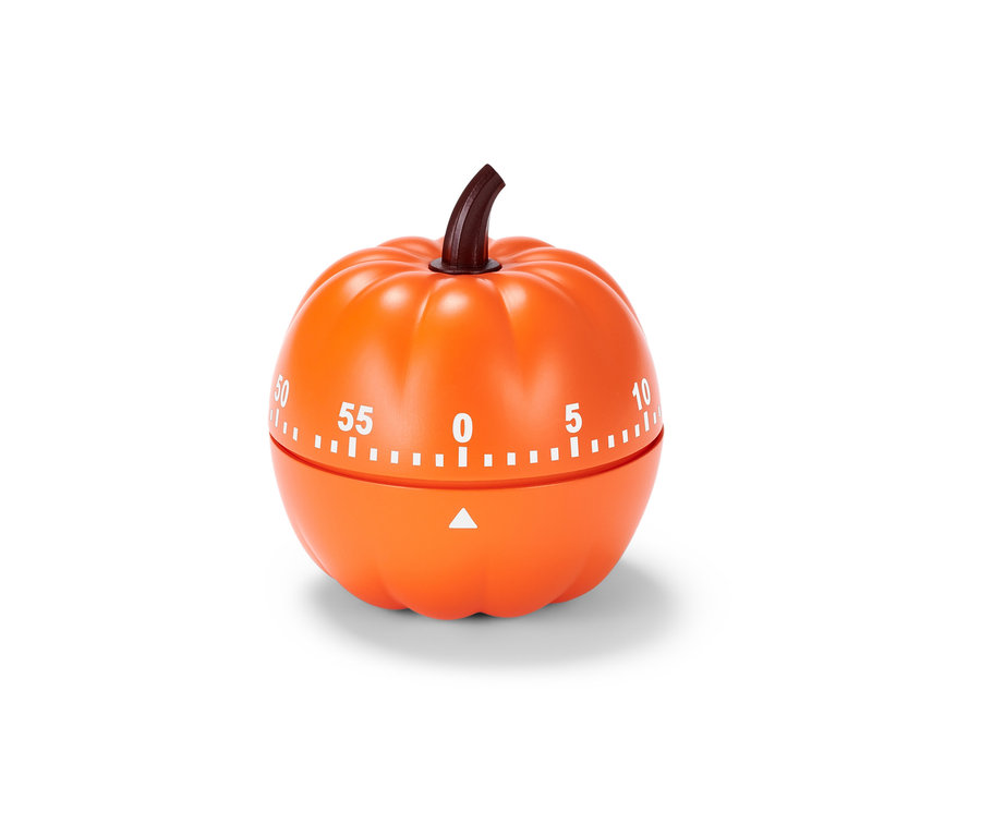 Minuterie orange en forme de citrouille avec une tige marron sur fond blanc.