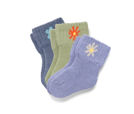 Trois paires de chaussettes pour bébé avec motif floral en bleu, vert et violet.