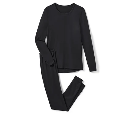 Un ensemble de sous-vêtements techniques thermiques noirs est posé sur un fond blanc.