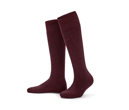 Deux grandes chaussettes violettes thermiques avec de la laine mérinos sur fond blanc.