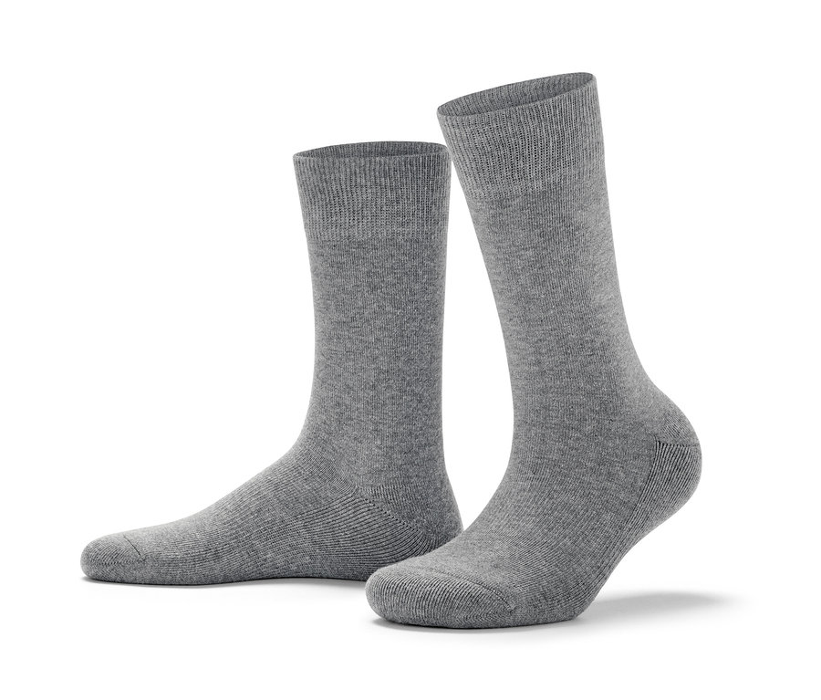Deux paires de chaussettes de sport grises.