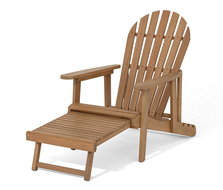 Un fauteuil de relaxation Adirondack simple avec un repose-pieds extensible. Une chaise de jardin Adirondack avec repose-pieds extensible.
