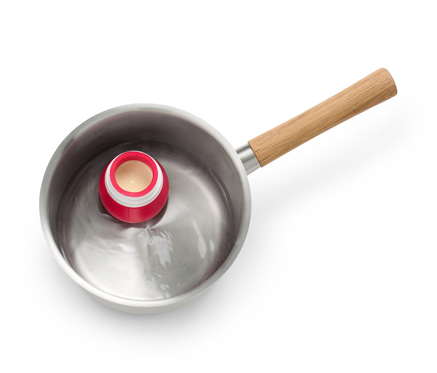 Une casserole en acier inoxydable avec une bouteille décorative 2 en 1 à l'intérieur.