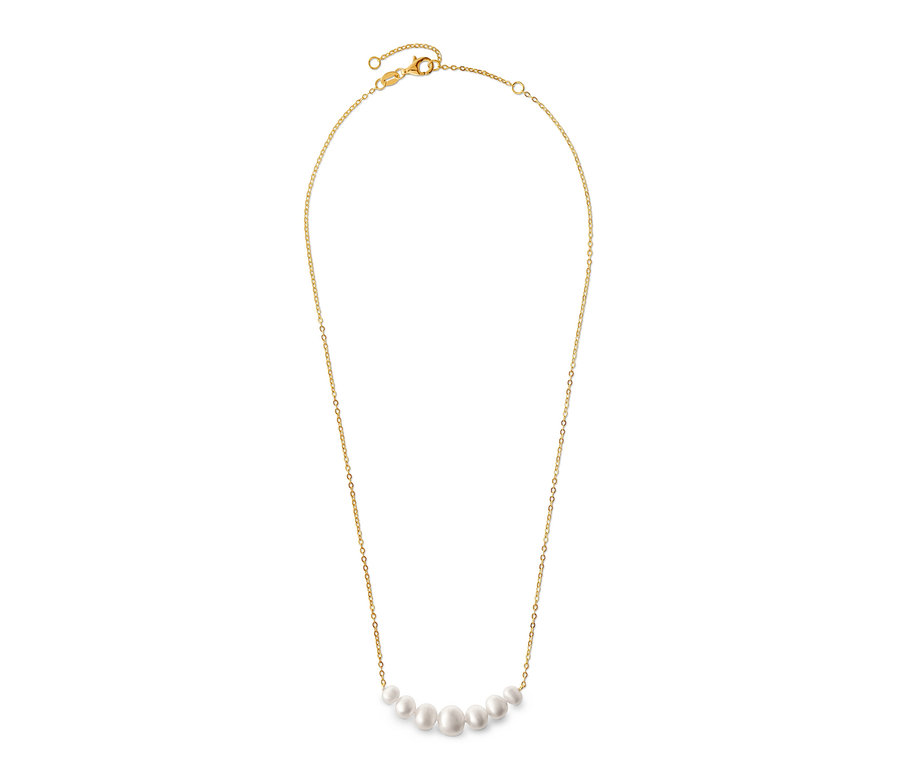 Chaîne dorée avec pendentif en perles sur fond blanc.
