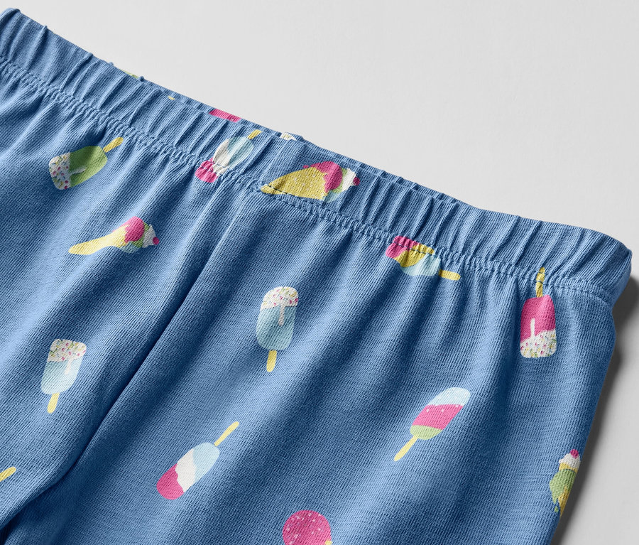 Gros plan sur un legging ¾ bleu pour enfant, imprimé avec des motifs de glaces.