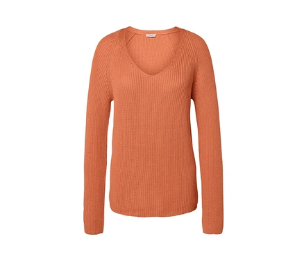 Pull en maille pêche avec un col en V.