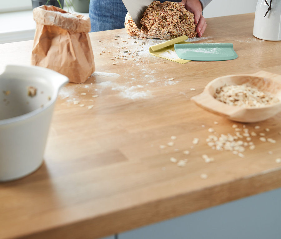 Une personne coupe du pain avec un kit d'accessoires professionnels de pâtisserie.
