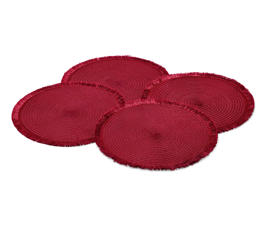Quatre sets de table rouges.