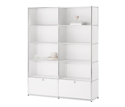 Étagère « CN3 » blanche à 2 abattants. Des décorations se trouvent sur les étagères supérieures et des abattants dans la partie inférieure.