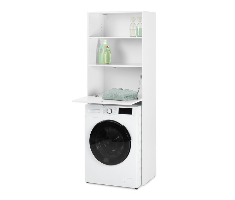 Une armoire blanche pour machine à laver avec une surface de travail rabattable est placée contre un mur blanc. Des produits de lessive sont posés sur les étagères.