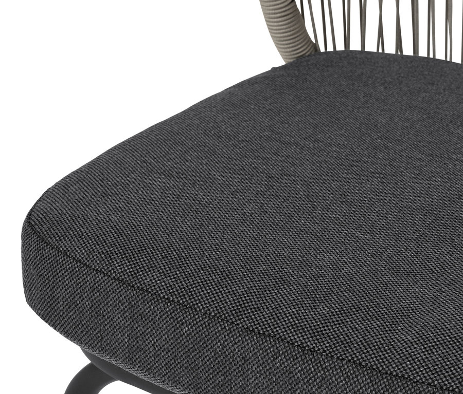 Gros plan d'une chaise avec tressage textile et assise grise.