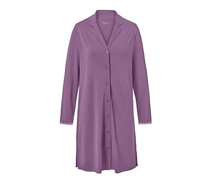 Chemise de nuit violette à manches longues avec boutons.